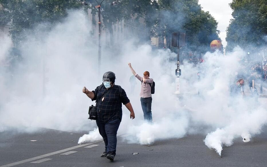 AlexSamTG's tweet photo. Vu que les répressions se radicalisent, je me permets quelques conseils santé (cf https://t.co/9qdneczE29)
Premier conseil bien sûr : n'allumez pas un feu de poubelle ou autre en manif
Les gaz lacrymogènes sont une arme non discriminante qui couvrent une large zone
⬇️⬇️⬇️ https://t.co/ivkaEguI3b