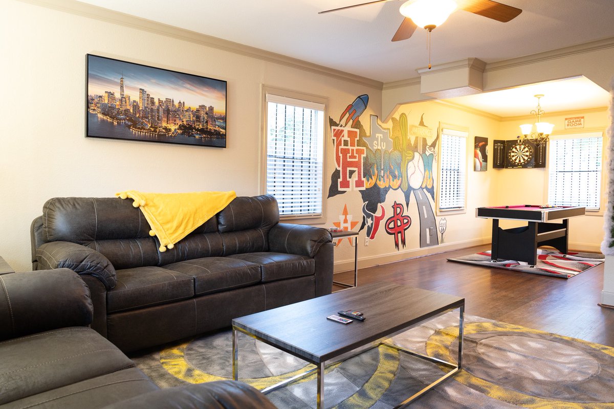 SuperHostGoat's tweet photo. 2 Story Airbnb Unit 🏡 , Only 5 minutes from Downtown Houston, Texas! 
Link in Bio.. DM for any questions/inquiries 📲 #Superhost #airbnb #airbnbhost #Texas #Houston #HTX #HoustonRockets #HoustonTexans #Downtown #vacation #Travel https://t.co/RXTQCRIvx1