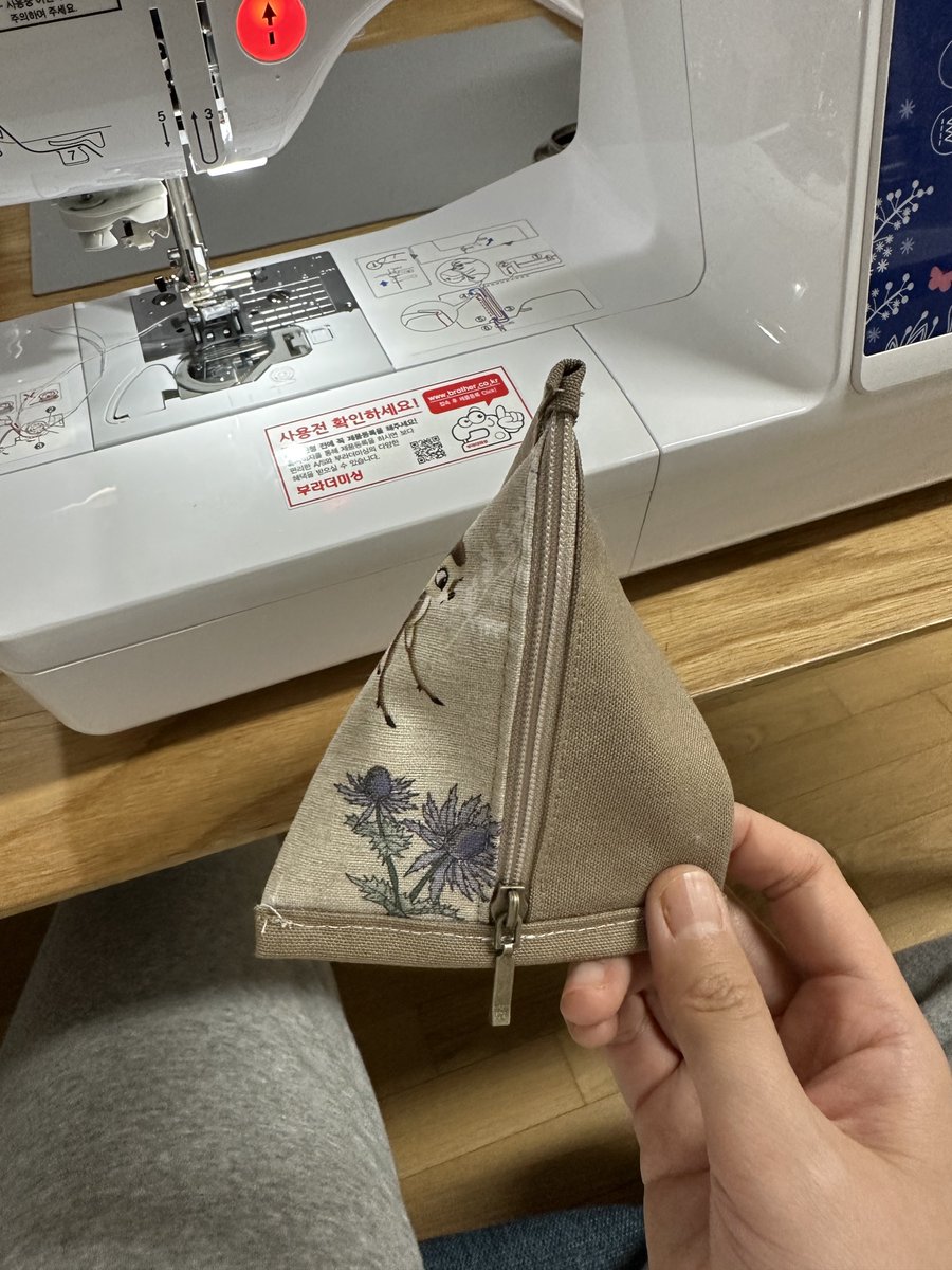 흐흐 기야워..  쓸데는 없지만 남은 원단이 많아서 제작해본 삼각파우치.. 동전지갑으로 조켓다.