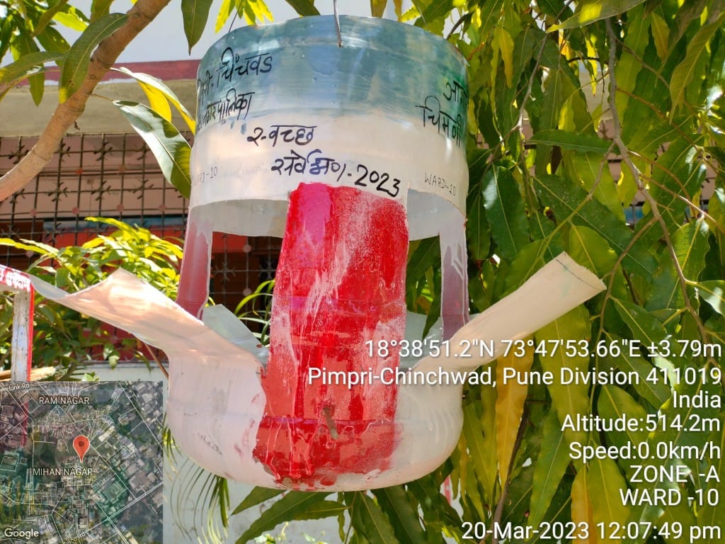 pcmcindiagovin's tweet photo. Officials of Pimpri Chinchwad Municipal Corporation celebrated World Sparrow Day at Mohan Nahar, Chinchwad. Various food and water pots made from waste material were installed on trees. #sparrow #wastetowealth #celebration #SwachhBharatMission #swachhpcmc https://t.co/OI1aKQ6C4l