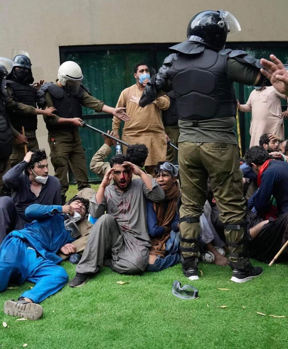 مجرموں کی اس سرکار کے ہاتھوں قید کئے جانے والے اپنے کارکنان کا معاملہ آج عدالتوں ہی میں نہیں بلکہ انسانی حقوق کی عالمی تنظیموں کے سامنے بھی اٹھائیں گے۔ دنیا بھرمیں تحریک انصاف کے ذمہ داران اپنے منتخب مقامی نمائندوں اور سیاستدانوں کو پاکستان میں جاری اس فسطائیت سےآگاہ کریں۔