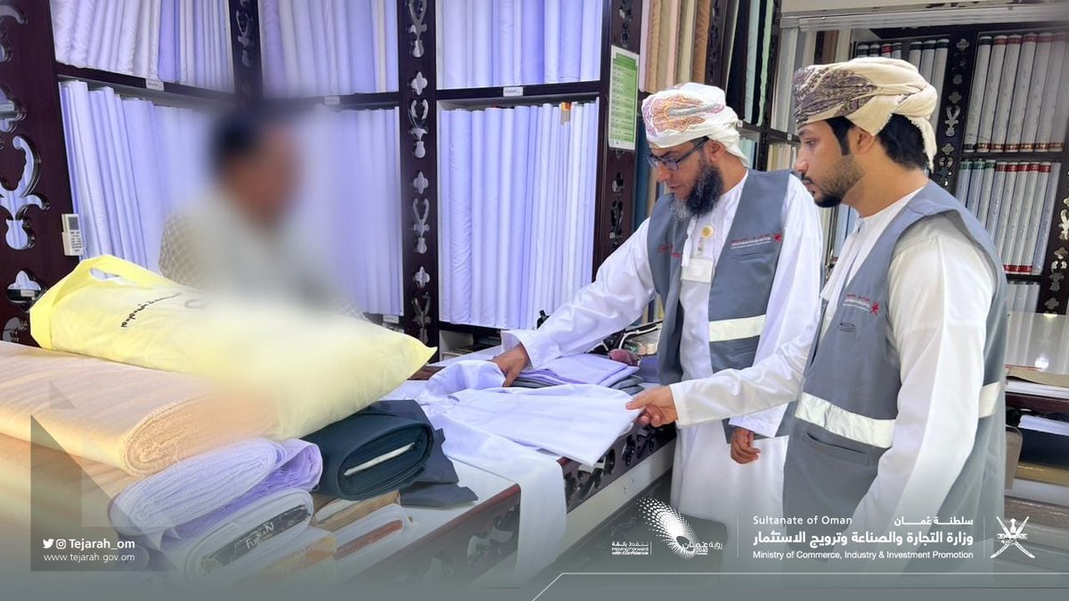 Tejarah_om's tweet photo. بهدف حماية الأزياء العُمانية من التشويه وللحفاظ على الهوية العُمانية

إدارة التجارة والصناعة وترويج الاستثمار بمحافظة جنوب الباطنة تتابع مدى التزام محلات خياطة الملابس الرجالية بالمواصفة المُلزمة الخاصة بالدشداشة العُمانية. https://t.co/eRR9o7bSkY