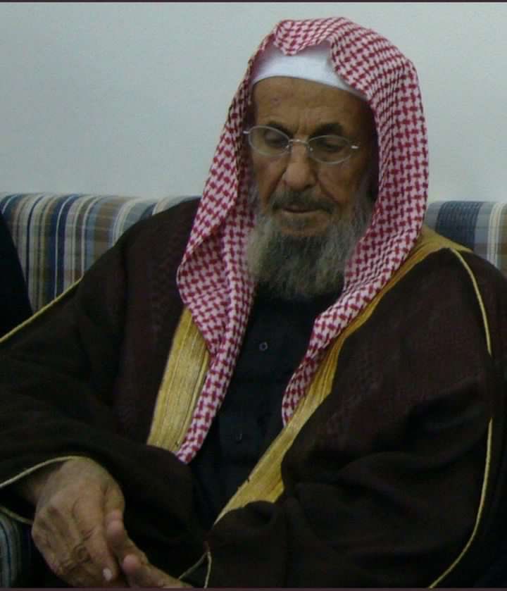 AlHamdandosr's tweet photo. #رجال_من_قبيلة_آل_حمدان 

الشيخ الزاهد فهد بن مرضي بن فهد الحبشان #آل_حمدان رحمه الله
كريم عابد واصل للرحم ذو خلق وسمت من أهل البر والإحسان على المحتاجين داعم للدعوة ونشر العلم 
له مائدة لتفطير الصائمين كل رمضان في الحرم المكي والمدني، اقتطع جزء من ارضه اقامها مجلس ضيافه ال حبشان https://t.co/L3mmZavT7r