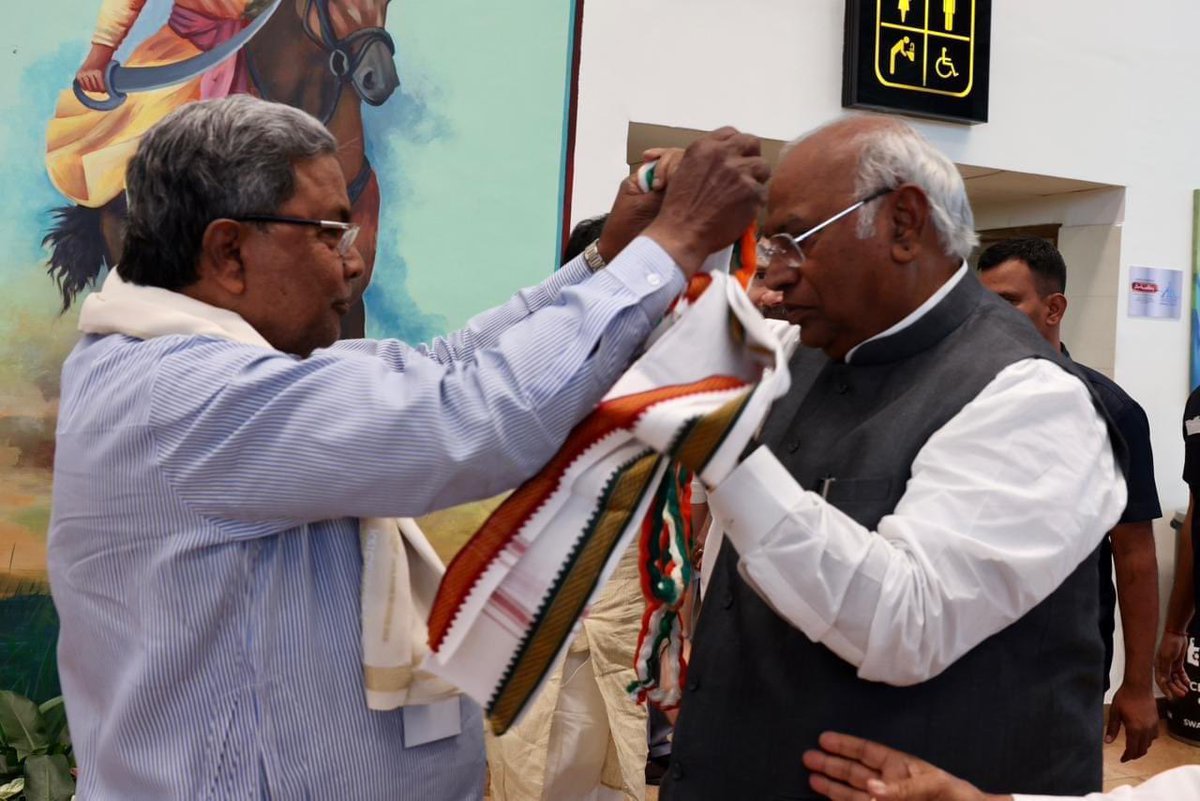 OmveerYadavINC's tweet photo. कर्नाटक पहुँचने पर @INCIndia अध्यक्ष @kharge जी व श्री@RahulGandhi जी का एयरपोर्ट पर @INCKarnataka अध्यक्ष @DKShivakumar जी व पूर्व मुख्यमंत्री @siddaramaiah एवं अन्य वरिष्ठ नेतागणों ने ज़ोरदार स्वागत किया 💐💐 https://t.co/r7wJteq4lA
