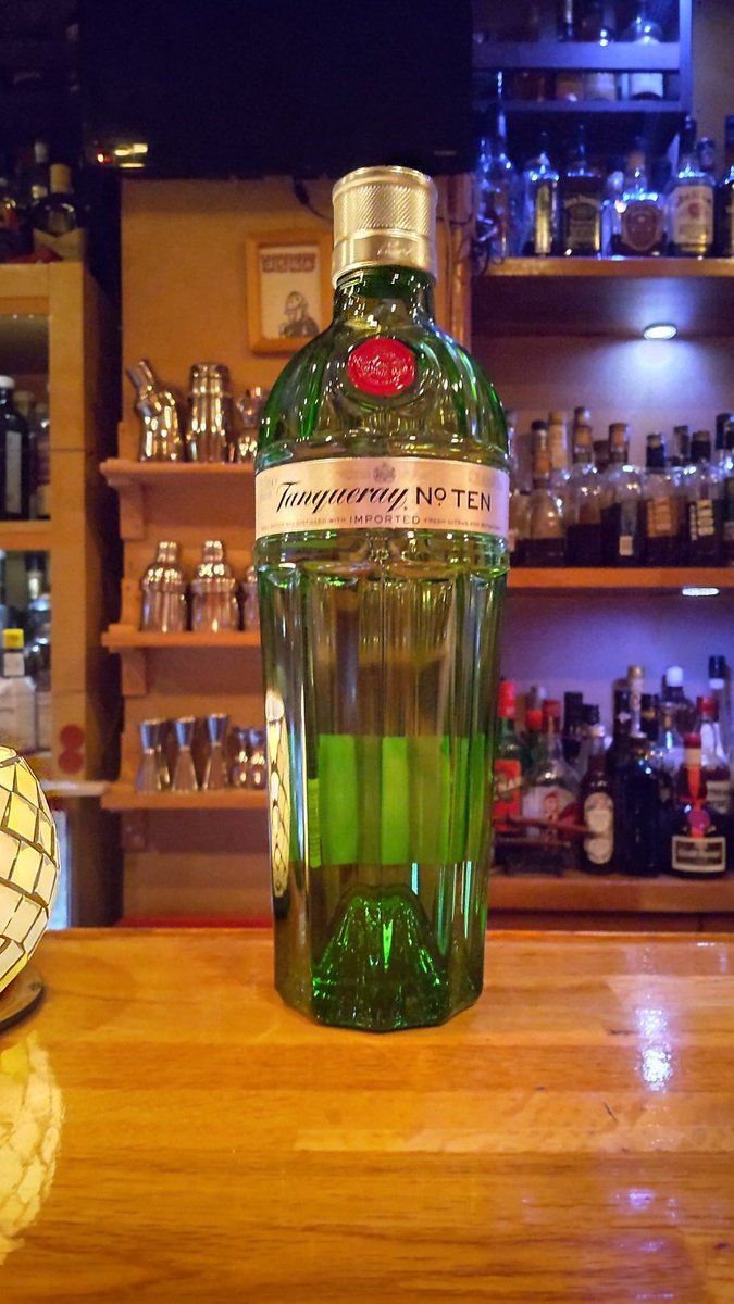 barhalftone's tweet photo. もひとつタンカレー再入荷シリーズ。
Tanqueray No.TEN
タンカレー テン

出た時は「ジンなのになんて価格！」
でしたが
いまや高価格のジンがもりだくさんですなぁ～。

勿論美味しいジンでございます。ウチではトロットロに冷やしております。

#tanqueray10 #tanquerayten #tanqueray https://t.co/lNBEYBjhGB