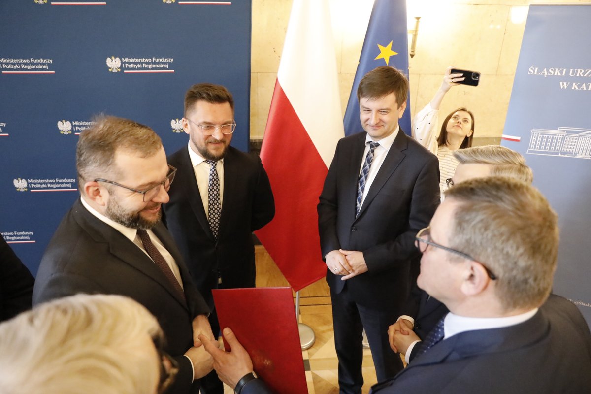 Min. <a href="/GrzegorzPuda/">Grzegorz Puda</a> w #Katowice: 💬Łącznie z programu #POIiŚ wsparcie otrzymało 13 projektów z transportu miejskiego ZIT Subregionu Centralnego woj. #śląskie.go. Wartość tych inwestycji to 1,75 mld zł, zaś wsparcie funduszy europejskich wyniosło 952 mln zł.

#FunduszeEuropejskie