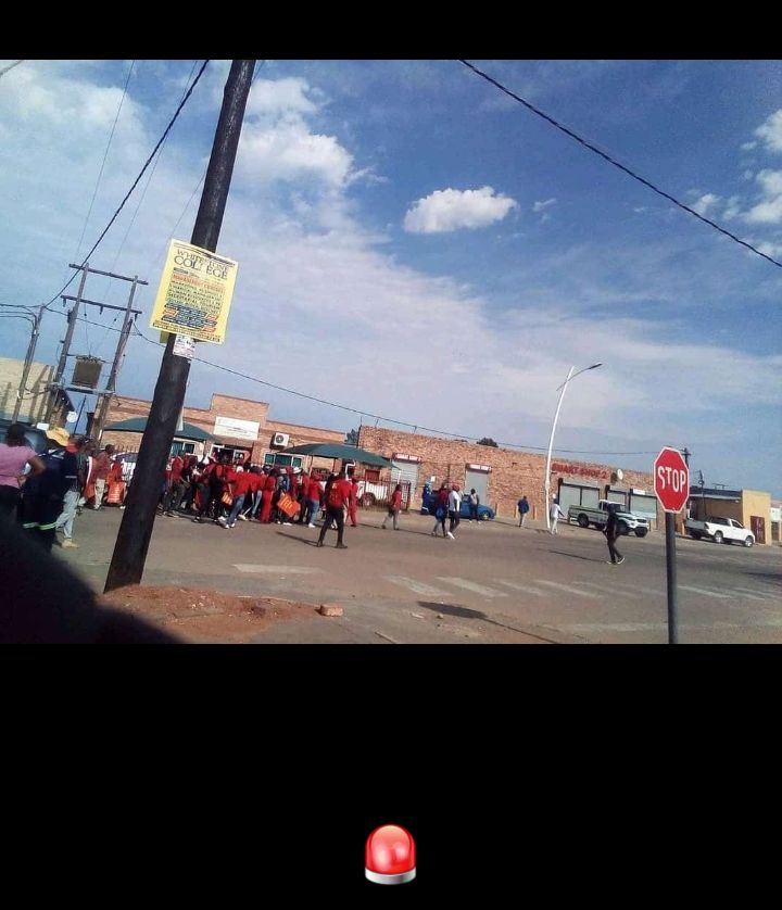 GOAT_WAY's tweet photo. #NationalShutdown 
#EFFNationalShutdown 
Greater Taung shopping complex is closed . #asijiki https://t.co/Xv30YU4HvW