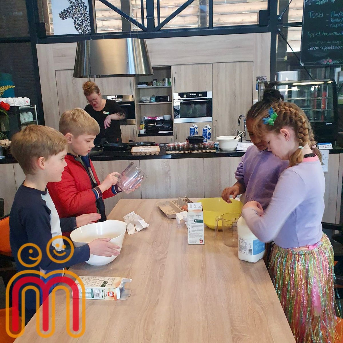 demarshof's tweet photo. Afgelopen vrijdag was de Nationale pannenkoekendag. Onze groep 5/6 leerlingen waren uitgenodigd bij de oude Mars om daar samen met de bewoners pannenkoeken te  bakken. #verbinding #burgerschap https://t.co/xfJYBZphbw
