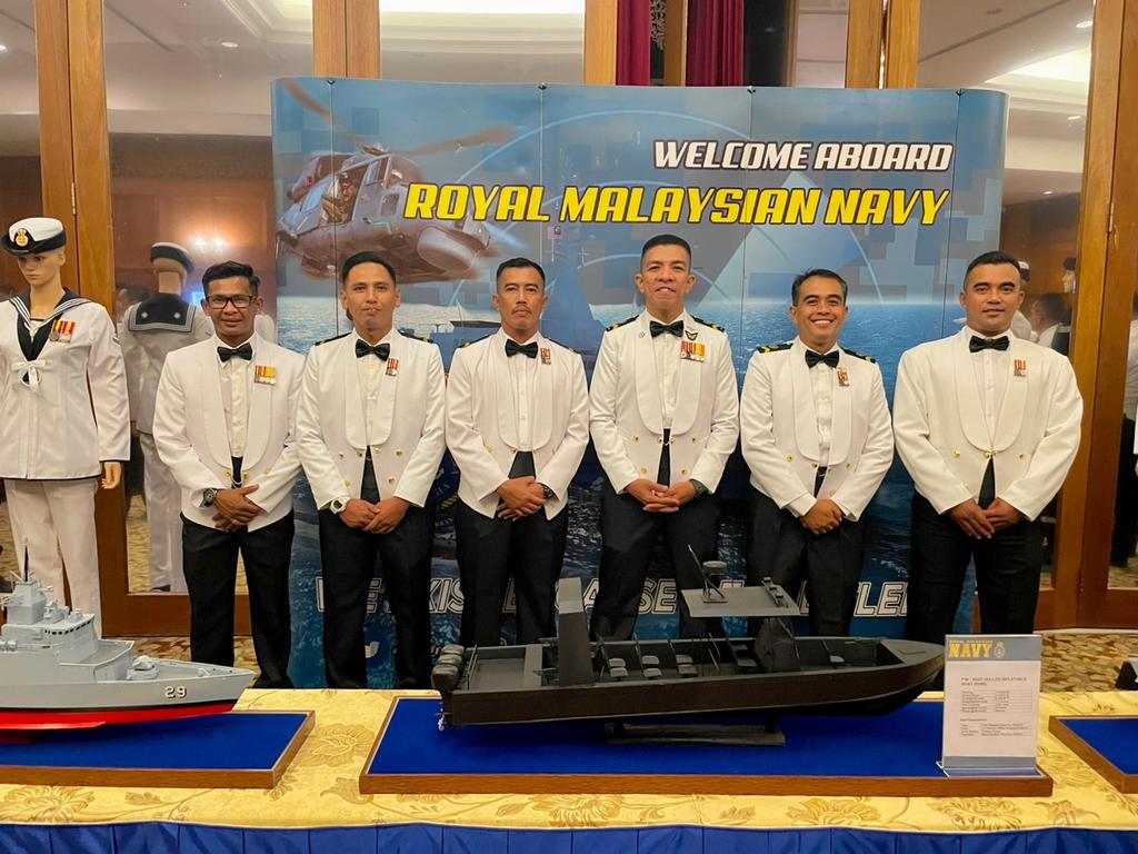 KdsiWisma's tweet photo. Wakil ahli Wisma Mutiara menghadiri Majlis Makan Rejimental anjuran TUDM di Hotel Royale Chulan Kuala Lumpur.

#KDSIBackBone
#WismaMutiara
#KDSULTANISMAIL https://t.co/i7K9nLZzYx