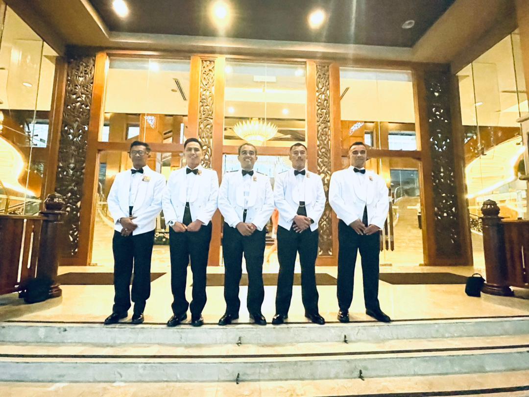 KdsiWisma's tweet photo. Wakil ahli Wisma Mutiara menghadiri Majlis Makan Rejimental anjuran TUDM di Hotel Royale Chulan Kuala Lumpur.

#KDSIBackBone
#WismaMutiara
#KDSULTANISMAIL https://t.co/i7K9nLZzYx