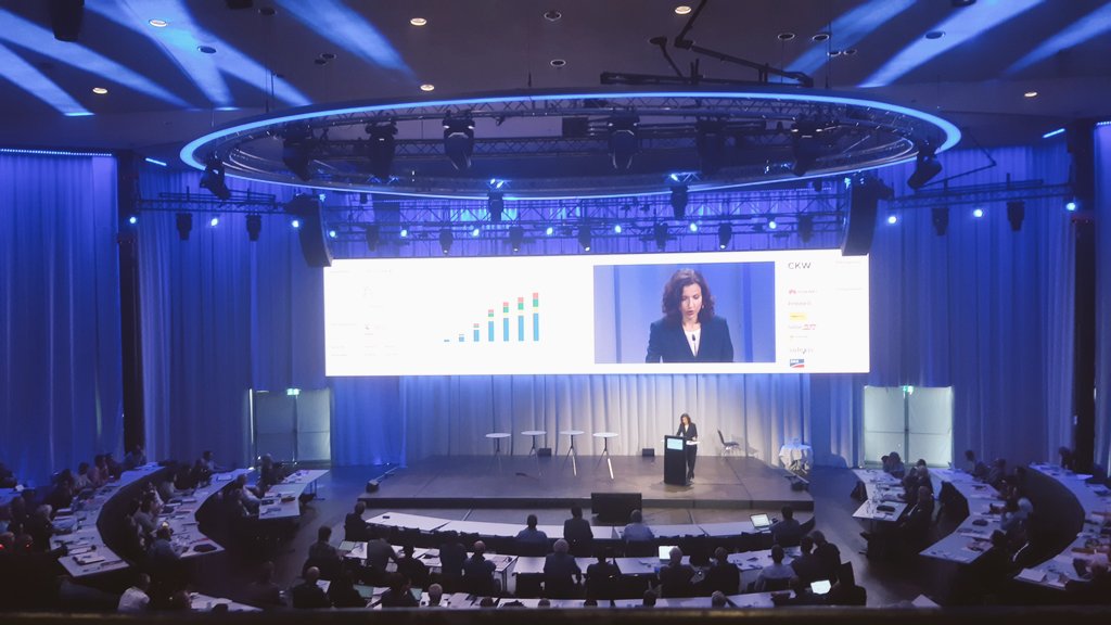 Ska strax tala på en konferens i Schweiz. Som vanligt slås jag av hur narrativet skiljer sig, trots att SE's och CHF har väldigt lika elmix. Här verkar alla överens om att solkraften kommer bli det näst största kraftslaget, med 45 TWh 2050, efter vattenkraften.