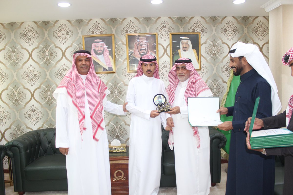 moe_tbk's tweet photo. كرم مدير عام #تعليم_تبوك الطلاب الفائزين والمدارس المشاركة في مسابقة أضرار الأجهزة الإلكترونية التي تنفذها إدارة الشؤون الصحية المدرسية وتستهدف طلبة المدارس في المنطقة مثمنًا الدور التوعوي لمثل هذه المسابقات في المجتمع التعليمي…وحضر التكريم المساعد للشؤون المدرسية… https://t.co/HzsGRlGEzJ