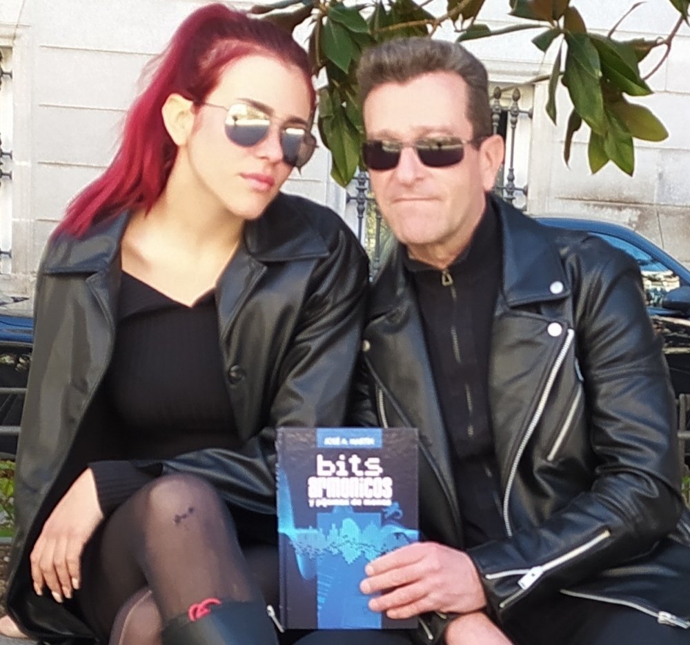 riskwood's tweet image. Una de las cosas que más he disfrutado escribiendo el libro #bitsrmonicosypijamasdemonos de @DolmenEditorial es el comparir un par de temas musicales con la voz de mi hija @maryam_dreams5, cantante, compositora y pianista.
#musicadevideojuegos
#dinamicsoftware