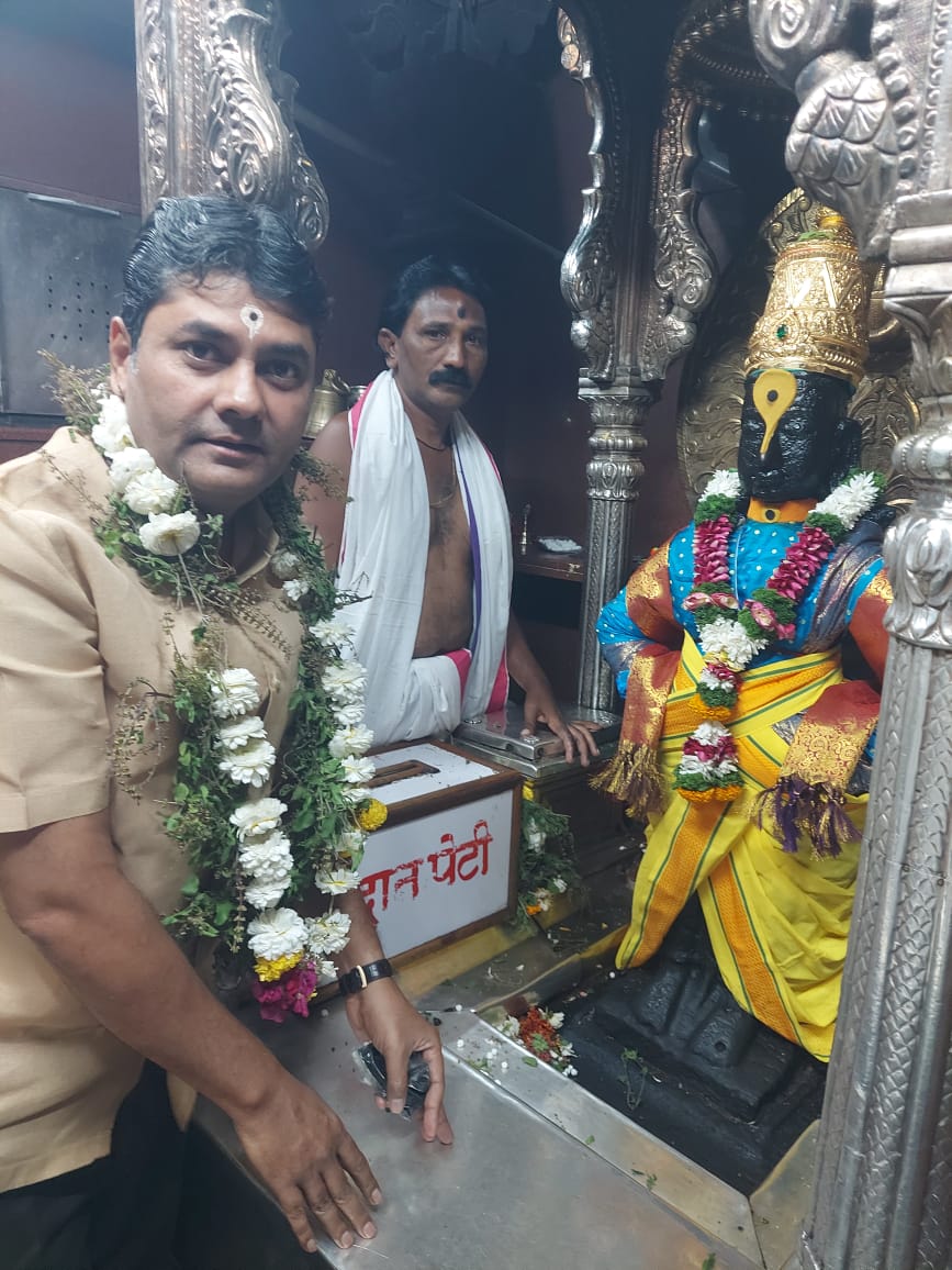 VMBhamble's tweet photo. वाराणसी गया पहिली द्वारका । परि नये तुका पंढरीच्या ॥
पंढरीसी लोका नाही अभिमान । पायां पडे जन एकमेकां ॥

पंढरपूर येथे आज स्नेहीजणांच्या वतीने आयोजित हरिनाम सप्ताह निमित्त उपस्थित राहून कीर्तन श्रावण केले व पांडुरंगाच्या चरणी नतमस्तक होऊन आशीर्वाद घेतला. अतिशय समाधान वाटले! https://t.co/V5MufGFnyS
