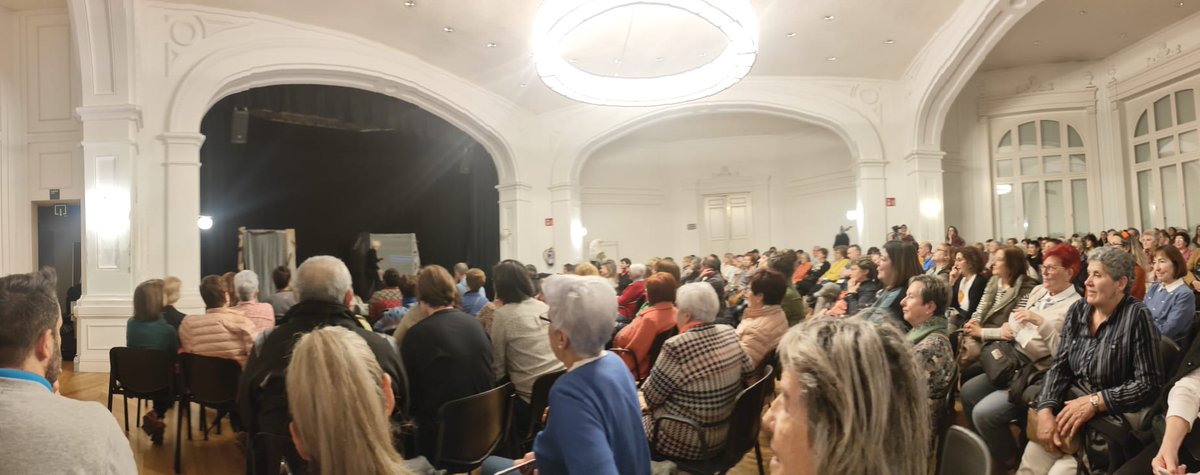 iniciativaomnia's tweet photo. El viernes, el Casino se llenó para disfrutar de la obra "Vamos a ser un poco brujas". https://t.co/Kh4jilIjZa