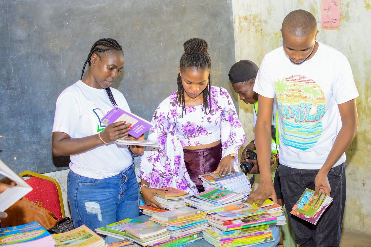 Eunnyversal's tweet photo. We finally held our book drive at Sosobora Primary school this past Saturday.

Big thank you to @NuriaStore, @Storymoja, and @Queenexbooks for partnering with me on this, and giving these children a chance.

Until next time, at the next school...♥️ https://t.co/sE50x0lPqy