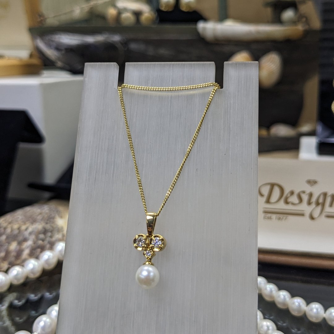 DesignCentre114's tweet photo. This beautiful Diamond pearl necklace with 0.14ct diamonds and 6mm pearl in yellow gold 

Available in store with 30% off 

#Pearl #pearlnecklace #necklace #jewellery #mothersday #mothersdayjewellery #pearlcollection #designcentrejewellery https://t.co/9zrFej8tfL