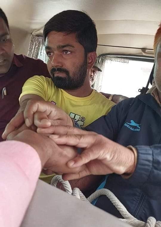 VHPHindutv30's tweet photo. मनीष कश्यप इसीलिए प्रताड़ित किया जा रहा है, कि बिहार के लिए आवाज उठाता है। गलत का विरोध करता है, बॉलीवुड फिल्म इंडस्ट्री का पर्दाफाश करता है। तानाशाही सरकारों का विरोध करता है, अब हमारा कर्तव्य है कि मनीष का साथ दें। सभी साथ हैं तो YES #ManishKashyap लिखकर आवाज़ उठाएं 🙏💪🚩 https://t.co/aD9tKN72OB