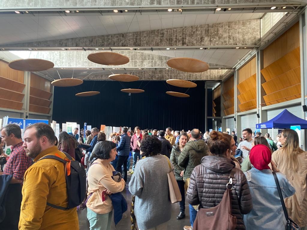 Accem_ong's tweet photo. Participantes de los diferentes programas de Empleo en #Aragón han asistido, junto a sus sus orientadores laborales, al II Salón de Empleo organizado por Zaragoza Dinámica, en el que han participado más de 60 empresas. #AccemAriadna #EmpleaIN #Orgüello #PIMEIAccem #Acullida https://t.co/XSFqELxdDy
