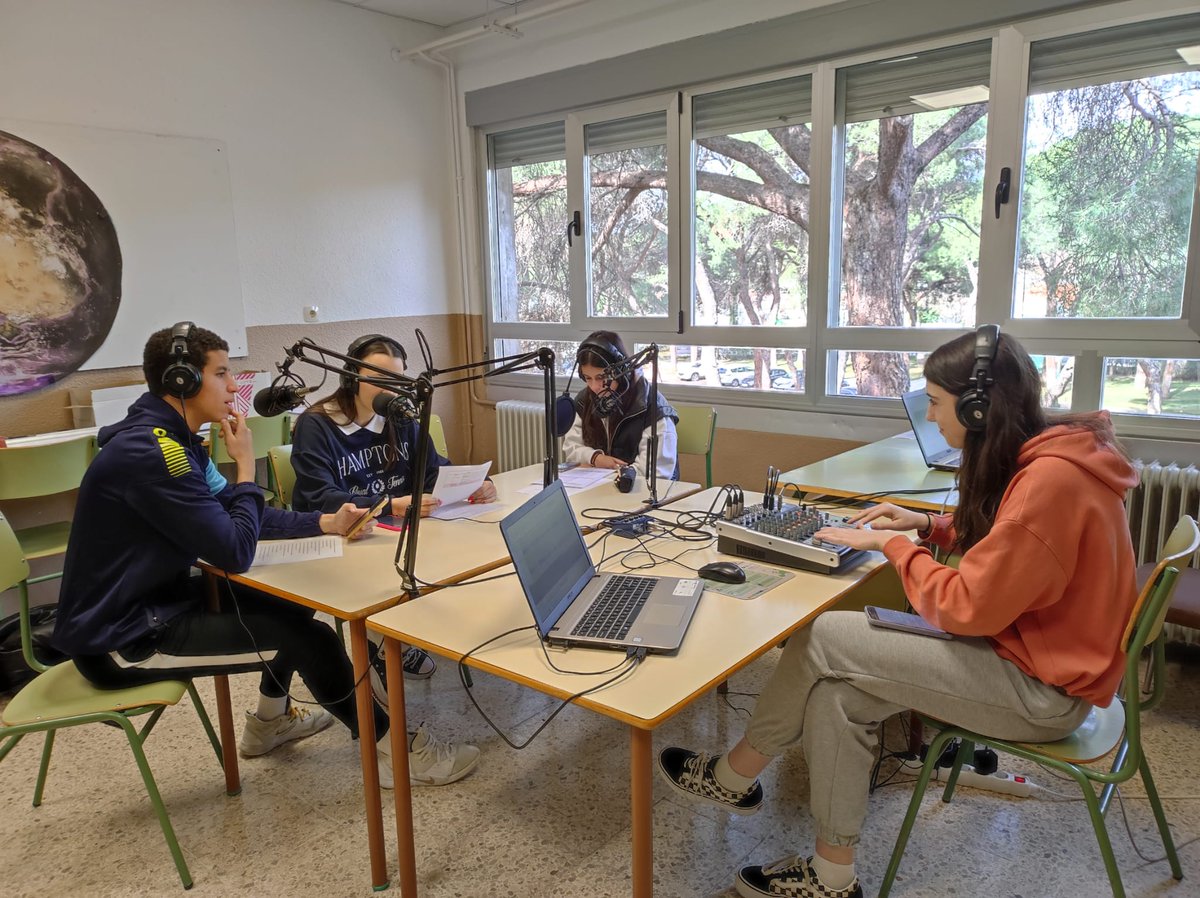 Erasmus_pinar's tweet photo. In the #radioescolar @OndaPinar @IesPinarOficial @educacyl classroom recording our fourth podcast #ErasmusPlus programme of this school year @Erasmus_Project @sepiegob https://t.co/PbHTjfyqNx