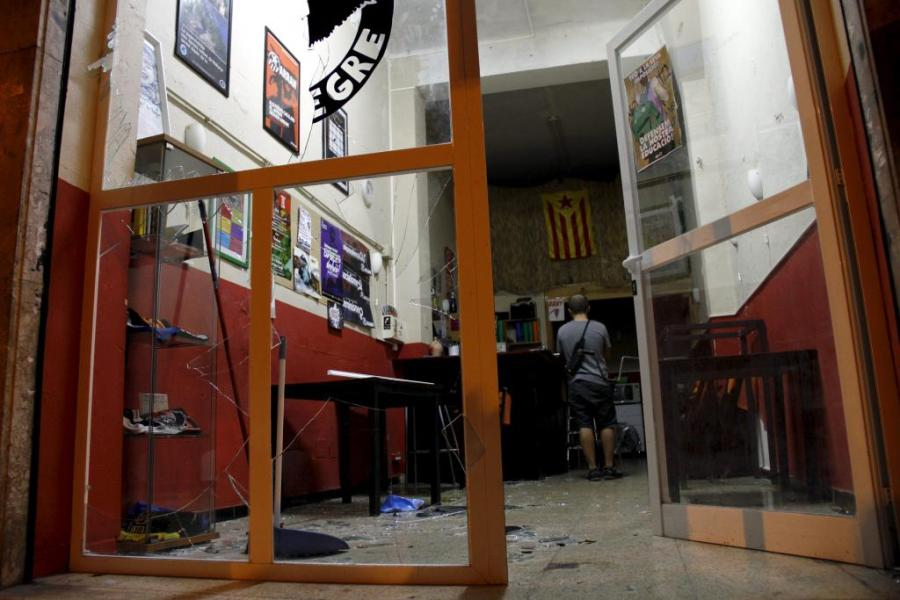 AlertaSolidaria's tweet photo. 🔥Portam 4 feixistes a judici per les agressions de la Diada 2018!

L'atac es produí davant la passivitat de la policia local. Feia mesos que denunciàvem amenaces i els fatxes eren els mateixos de l'atac al @CPVoltorNegre 4 anys abans

Davant dels seus atacs, NO CALLAM!!! https://t.co/JZp4jE9uLP
