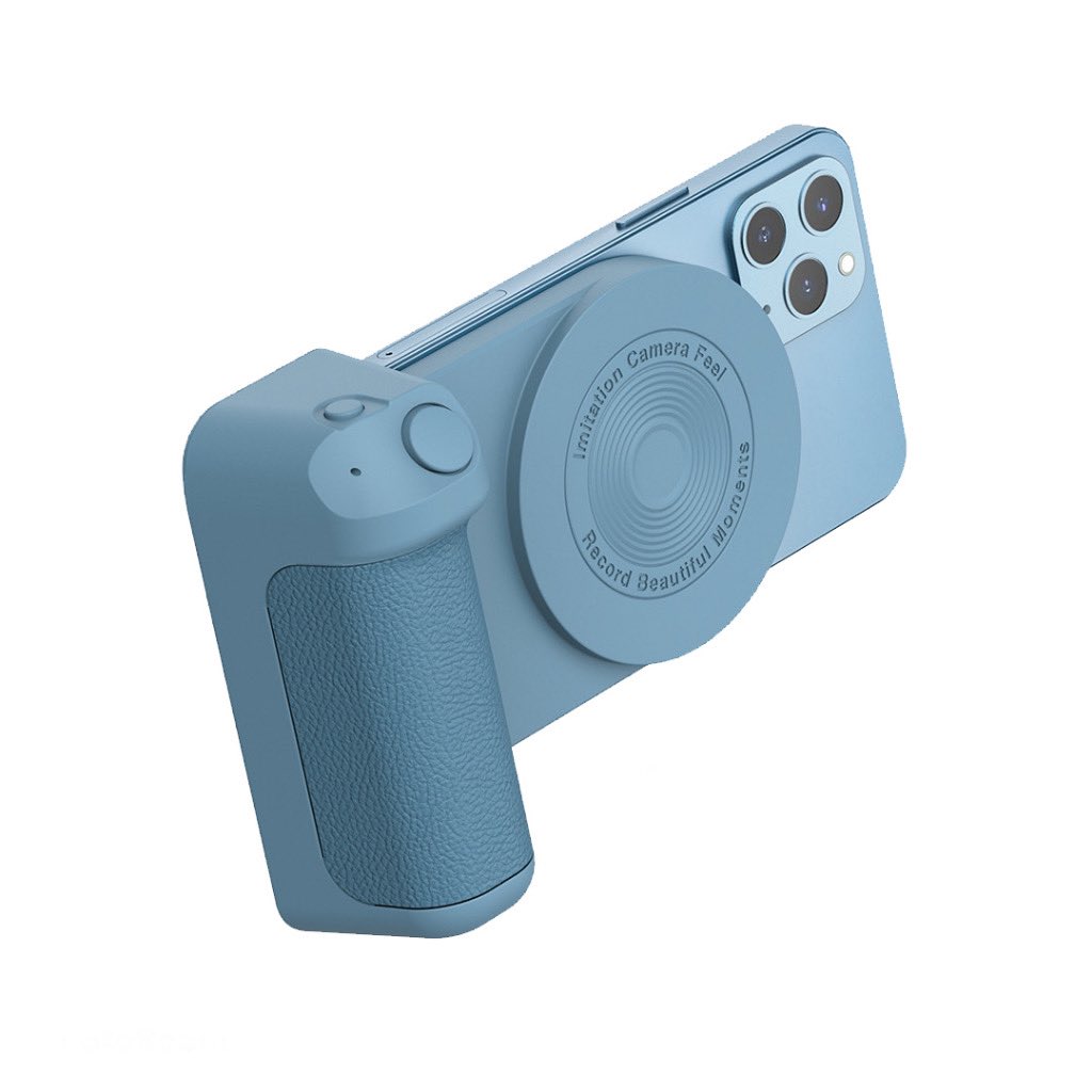 ShopeeMY's tweet photo. No more struggle kalau nak amik gambar group selfie! Beli je Bluetooth Camera Grip ni untuk phone korang! Terus jadi cam camera DSLR 🤣

https://t.co/UihyzHRBi2 

#ShopeeMY https://t.co/8tQ4e7h8JD