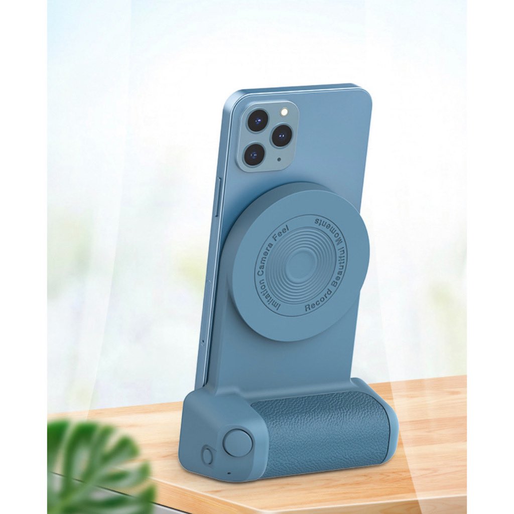 ShopeeMY's tweet photo. No more struggle kalau nak amik gambar group selfie! Beli je Bluetooth Camera Grip ni untuk phone korang! Terus jadi cam camera DSLR 🤣

https://t.co/UihyzHRBi2 

#ShopeeMY https://t.co/8tQ4e7h8JD