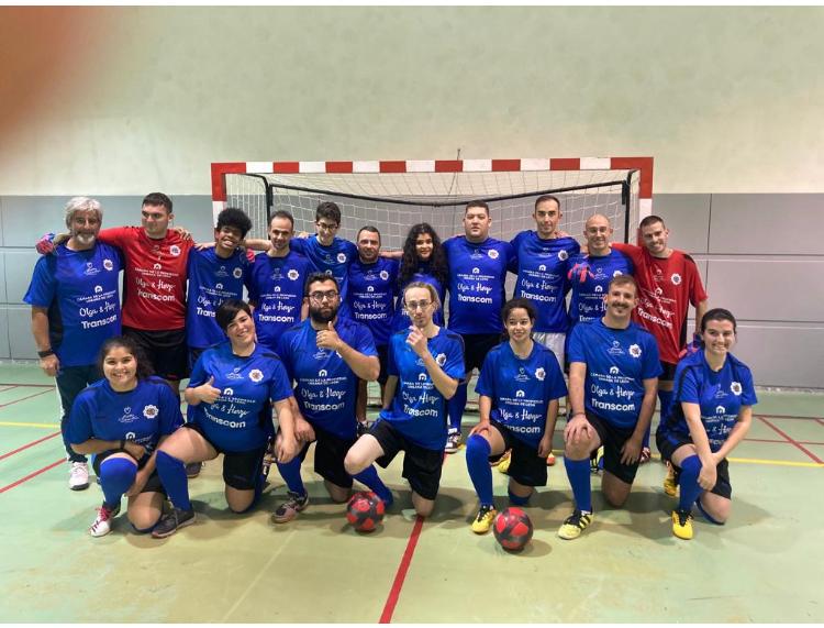 SolidariosLeon's tweet photo. Nuestro equipo de fútbol con sus entrenadores. Dispuestos a disfrutar entrenando y jugando. https://t.co/FLZWUd19p5