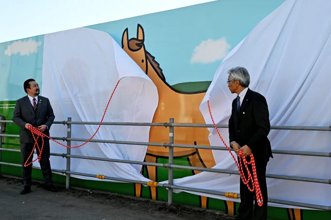 新ひだか町の神森会館向かいに全長66㍍のイラストが本日お披露目でした。新しい映えスポットになると私も嬉しいですし北海道にお邪魔したら、ぜひ、立ち寄りたいです神森会館駐車場にお車を止めて撮影可能とのことです。色々な方にこうしてお声をかけていただけて本当に感謝申し上げます 