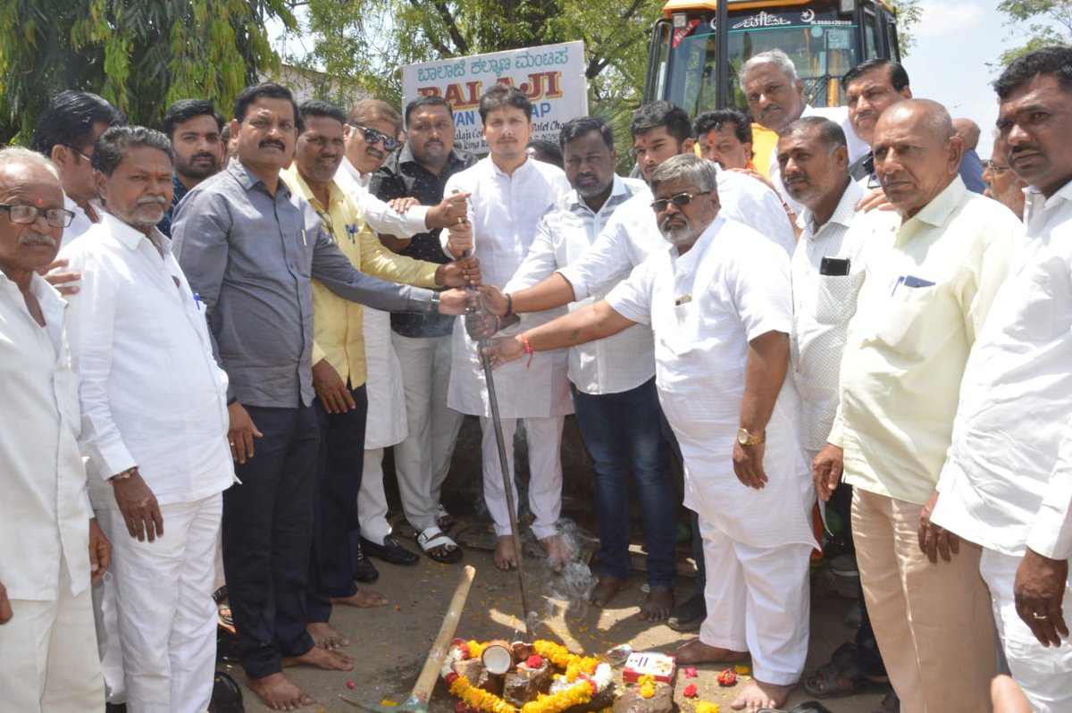 AppugoudaPatil's tweet photo. ನಗರದ  ರಿಂಗ್  ರಸ್ತೆಯ ಸರ್ವಿಸ್ ರಸ್ತೆ ಕಾಮಗಾರಿಯ ಭೂಮಿಪೂಜೆಯನ್ನು ಇಂದು  ನೇರವೇರಿಸಲಾಯಿತು.
ಈ ಸಂಧರ್ಭದಲ್ಲಿ ಮುಖಂಡರು,ನಾಗರಿಕರು &amp; ಅಧಿಕಾರಿಗಳು ಉಪಸ್ಥಿತರಿದರು. https://t.co/xd5hOwuudm