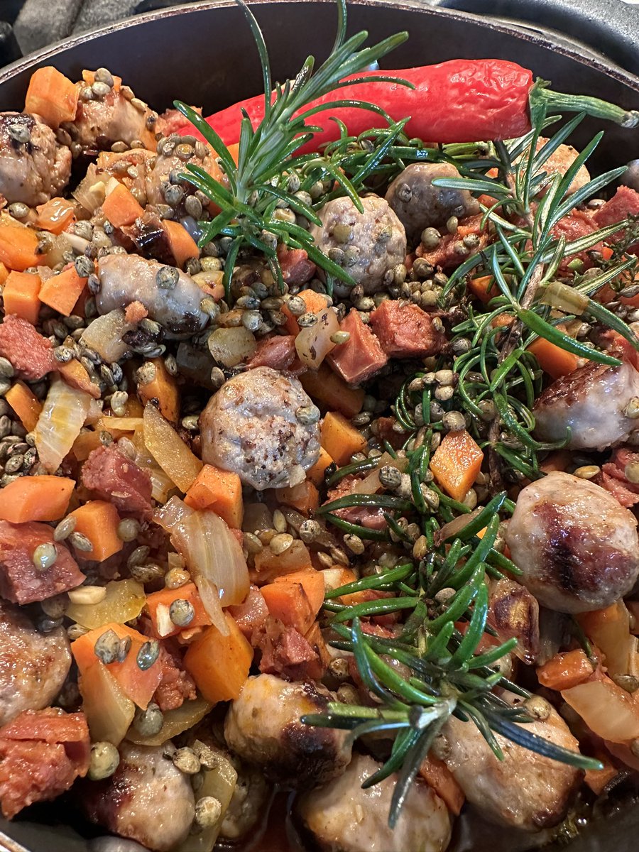 AversAvril's tweet photo. Sausage and lentil stew all ready to slow cook all day #medicfoodie #postweekendrecovery #growyourownherbs https://t.co/Yh1Xu66TS1