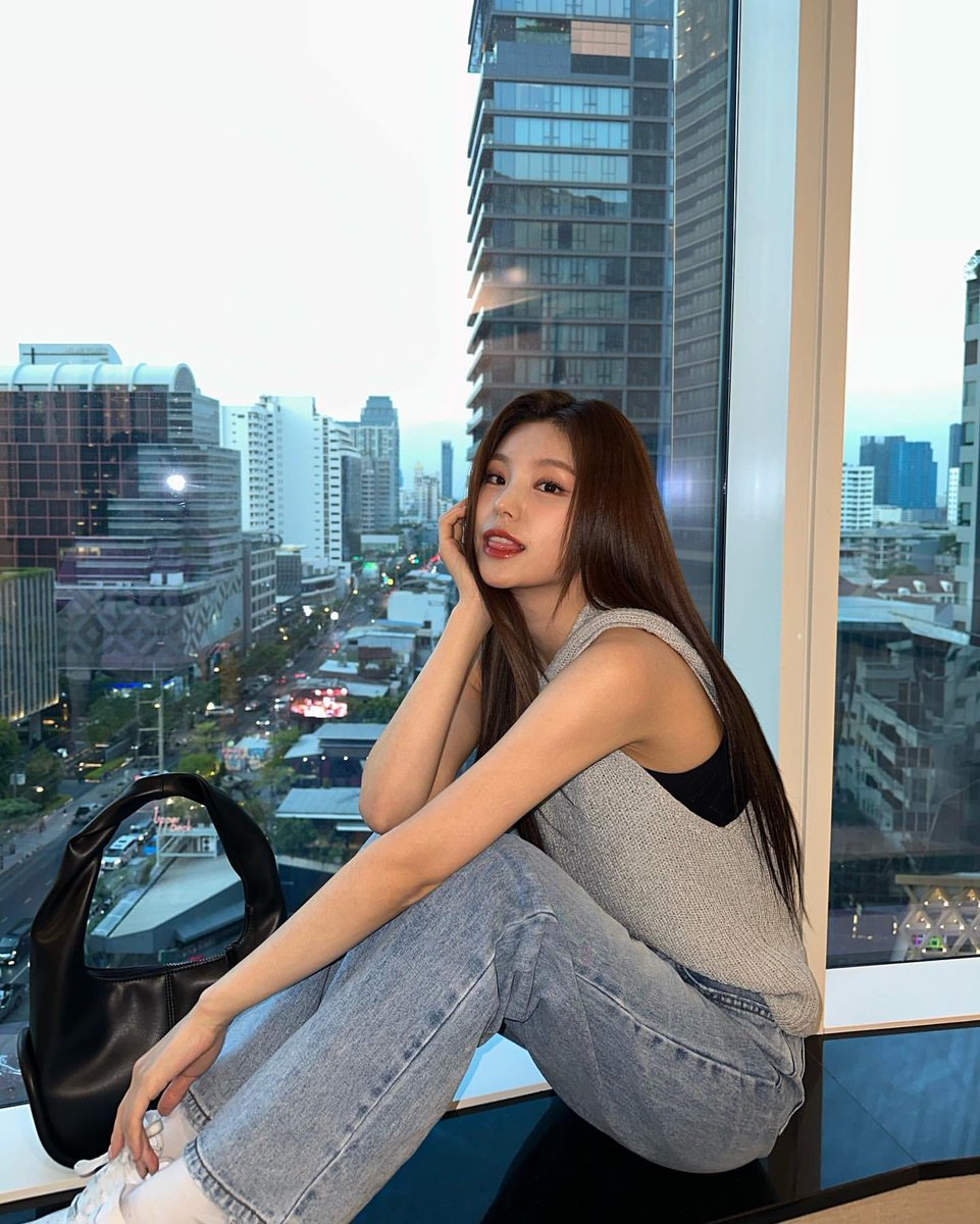 YJF1LES's tweet photo. #YEJI instagram update

Bangkok🏙️ https://t.co/zk2SwO49l0