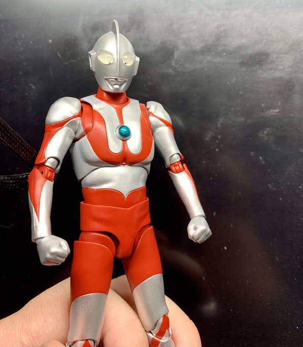 昨日ウルトラマンを頂きました友人からー有り難いですね(⁎⁍̴̆Ɛ⁍̴̆⁎)見栄えよく至るところがグリグリよく動いて面白いです 