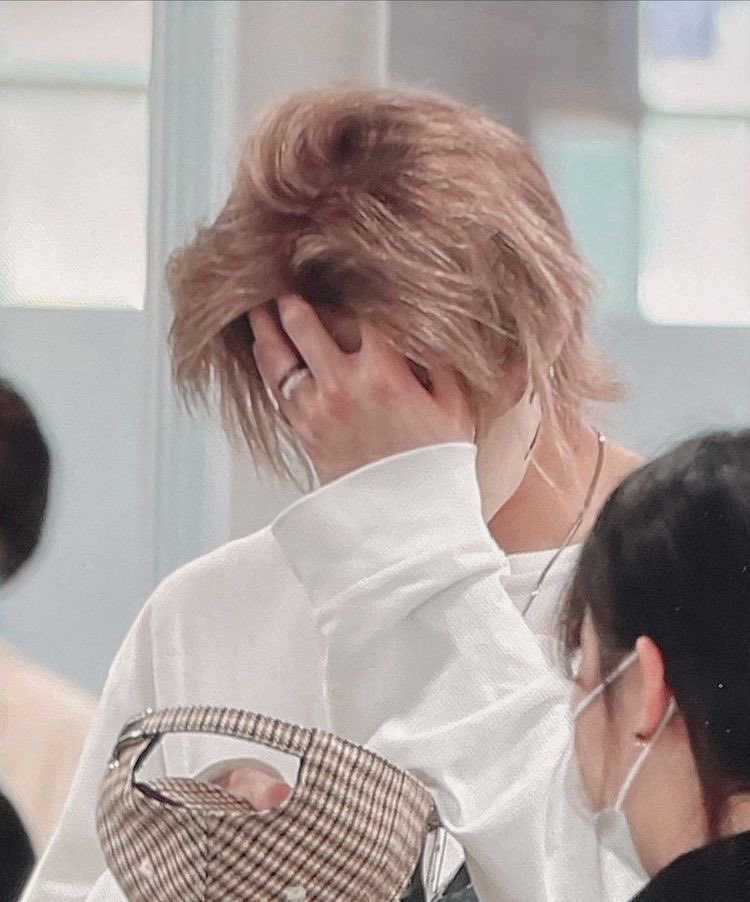 baesmnt's tweet photo. I am YOU.
-
8 stars for the 8 beautiful 
members who helped me 
through one of the worst 
times i’ve ever gone through. 
-
and a small detail for the member 
who i felt reflected me the most, 
who i held tight to. a special thanks 
to you hyunnie. i found me in you.

💗 https://t.co/hBBC5tyGXH