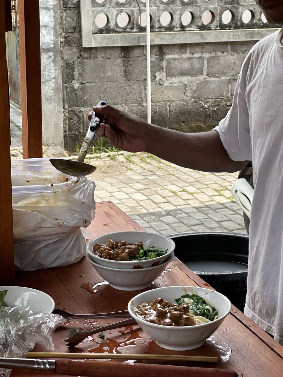 InfoMieAyamYK's tweet photo. Mie Sapi,
Jangan mbayangin ini kayak yg di banteng atau yg perjuangan.
Soale yg membedakan ini dgn mie ayam ya cuma ayamnya diganti daging sapi.

Mie dimasak dgn kematangan yg matang. Tempat luas dan silir.

Lokasi ada di Grojogan, Jl imogiri timur
https://t.co/qq55aAK9qw https://t.co/j1Do9Xec2S
