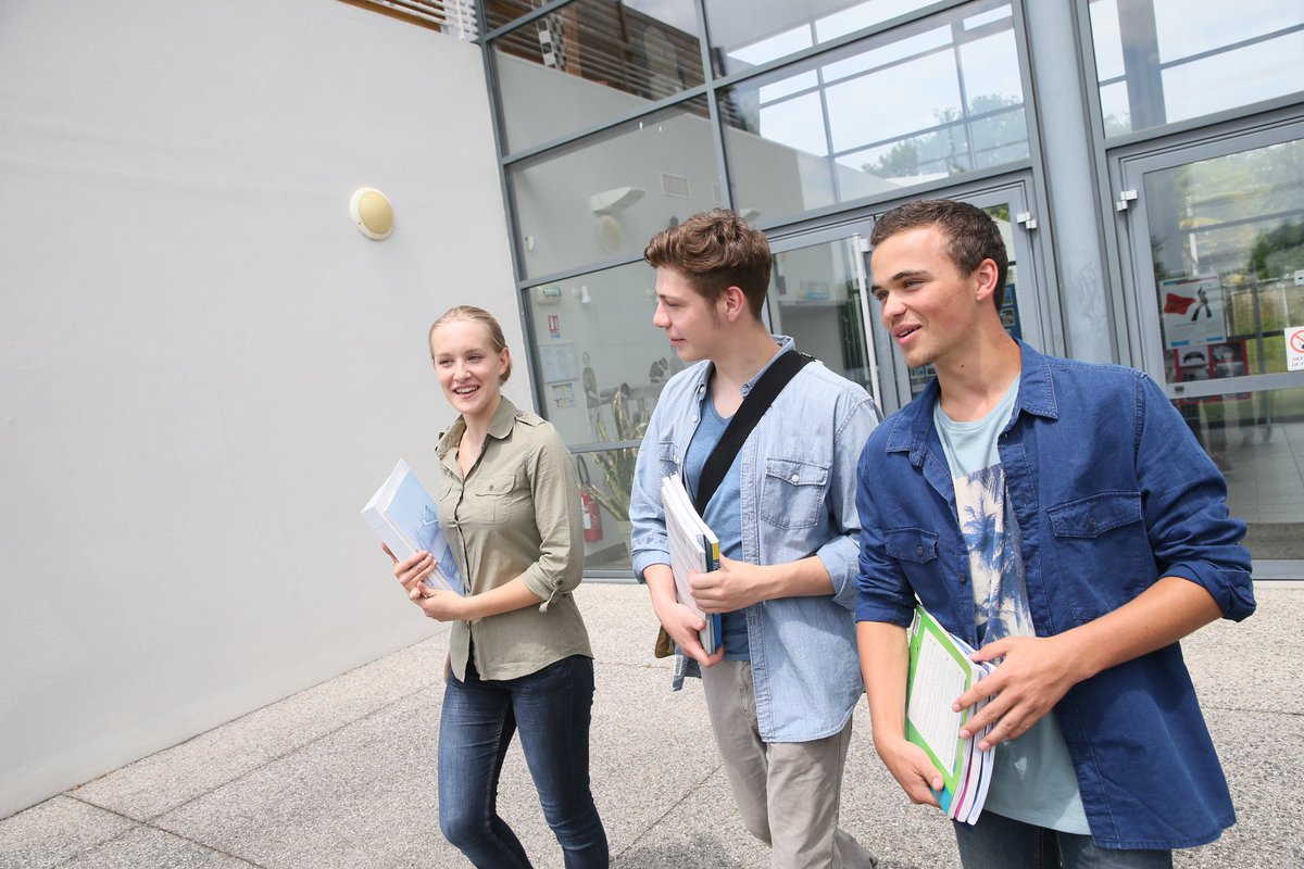 ddec56's tweet photo. Nous souhaitons une belle réussite aux élèves qui démarrent les épreuves de spécialité. 
Nous savons que vous donnerez le meilleur de vous-même ! #Bac2023 https://t.co/vDlf33H9LA