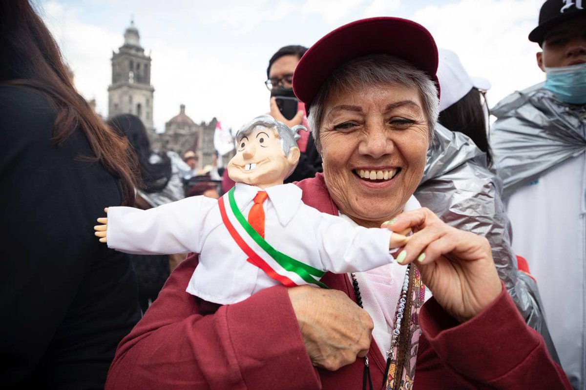 comsatori's tweet photo. Lo que la #OposicionMoralmenteDerrotada y enferma de odio jamás podrá lograr...
Los amlovers todavía hoy seguimos festejando.
#EsUnHonorEstarConObrador
#DontMessWithMexico https://t.co/KzMQbTddPZ