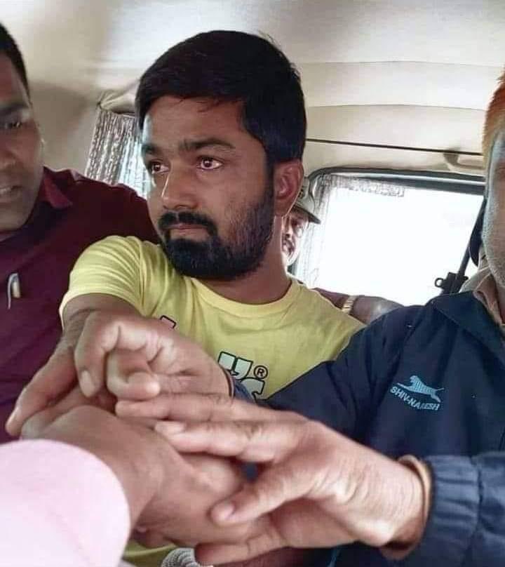 Shakshising's tweet photo. रो क्यों रहे हो बेटा त्रिपुरारी तिवारी ? 
शुक्र मनाओ कि बिहार सरकार ने सिर्फ कुर्की की है, योगी बाबा होते तो बुलडोजर चलता तुम्हारे घर पर। https://t.co/krWadGbOIE