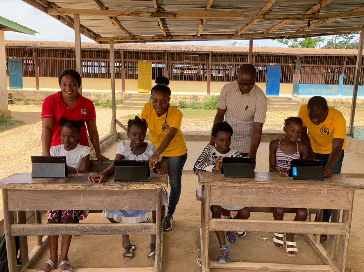 UNICEFGabon's tweet photo. Nouvelle semaine. Nouvelle motivation!
Nous vous partageons les sourires des élèves et enseignants de l'école primaire publique de Ntoum I qui s'impatientent pour essayer les cours en ligne.
#POurChaqueEnfant, une éducation https://t.co/o06Cfm49tB