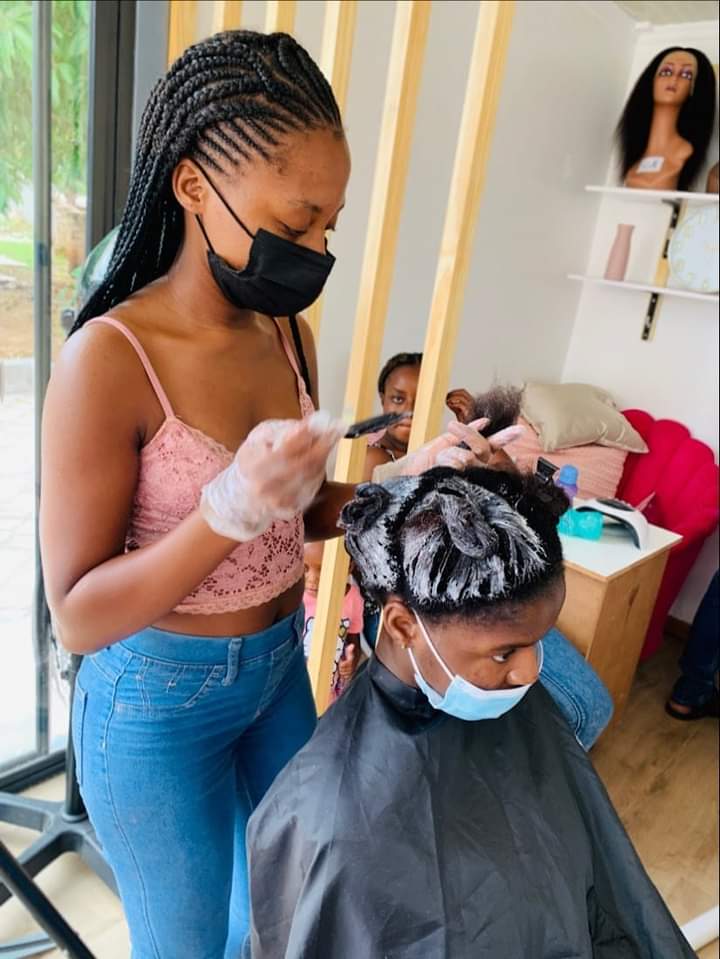 KasiEnterprises's tweet photo. Meet Mudau Munyadziwa a 21 year old hairstylist and barber and the owner of "Hairy Trends By Velleminah" from Venda in Limpopo.

She formally launched her business at the beginning of 2022 and here are the services that she offers:

[Mini Thread] https://t.co/gDgvdZU4SC