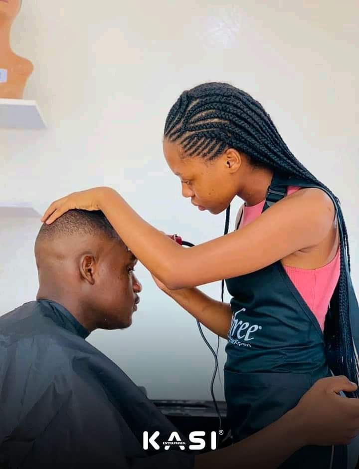 KasiEnterprises's tweet photo. Meet Mudau Munyadziwa a 21 year old hairstylist and barber and the owner of "Hairy Trends By Velleminah" from Venda in Limpopo.

She formally launched her business at the beginning of 2022 and here are the services that she offers:

[Mini Thread] https://t.co/gDgvdZU4SC