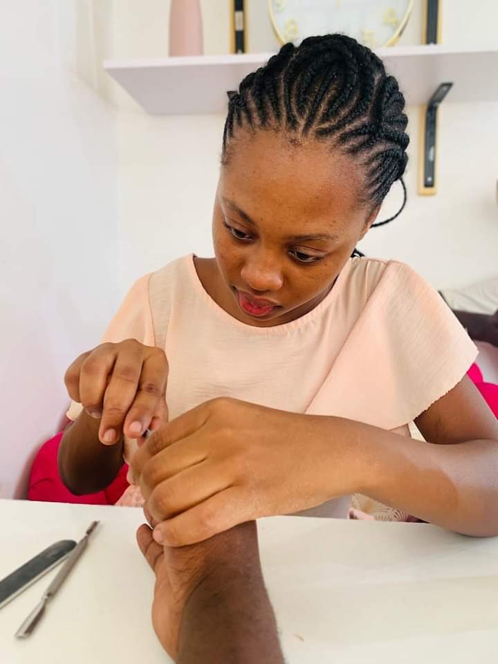 KasiEnterprises's tweet photo. Meet Mudau Munyadziwa a 21 year old hairstylist and barber and the owner of "Hairy Trends By Velleminah" from Venda in Limpopo.

She formally launched her business at the beginning of 2022 and here are the services that she offers:

[Mini Thread] https://t.co/gDgvdZU4SC