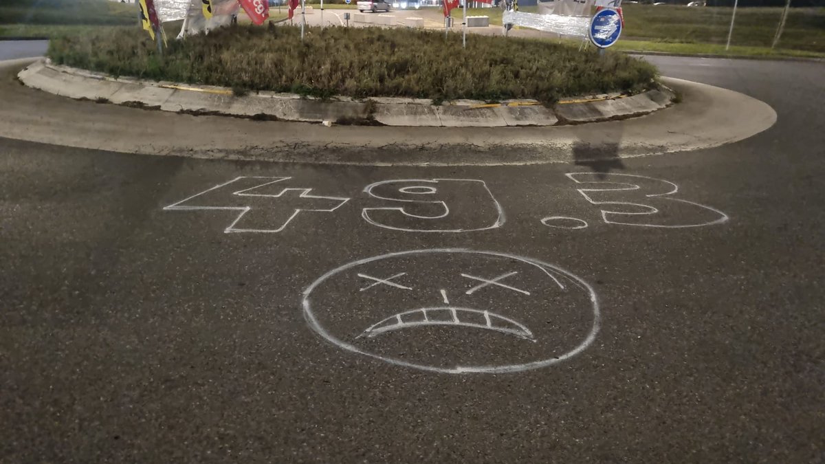 sudptt4485's tweet photo. #LaPoste #Nantes 💥SURPRISE💥
Au cœur de la nuit, les grévistes bloquent la plateforme colis de #Carquefou ✊️ #OnTient2Lieux maintenant. Ca bloque aussi le Hub d'#Amazon et Tjrs blocage de la #PIC44 
#ReformeDesRetraites https://t.co/XjD0WfMed7