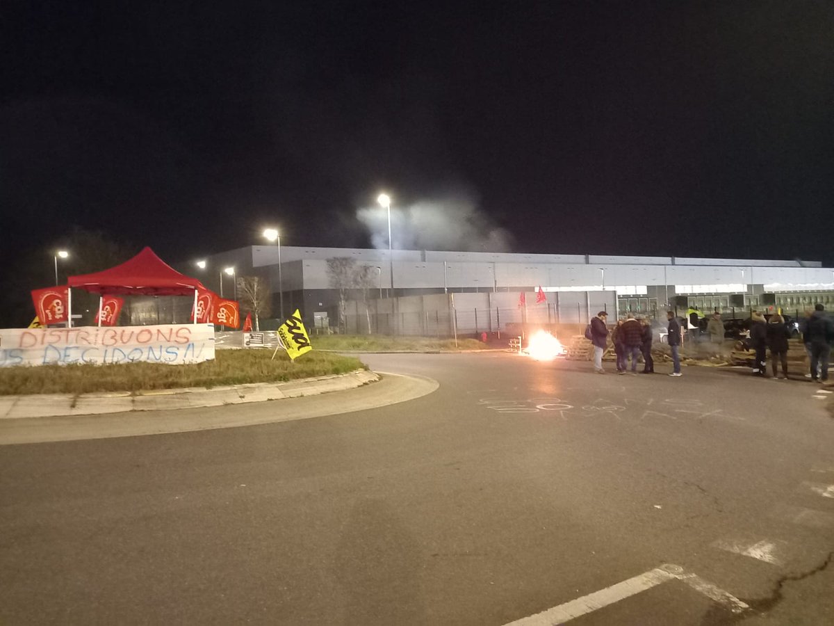 sudptt4485's tweet photo. #LaPoste #Nantes 💥SURPRISE💥
Au cœur de la nuit, les grévistes bloquent la plateforme colis de #Carquefou ✊️ #OnTient2Lieux maintenant. Ca bloque aussi le Hub d'#Amazon et Tjrs blocage de la #PIC44 
#ReformeDesRetraites https://t.co/XjD0WfMed7