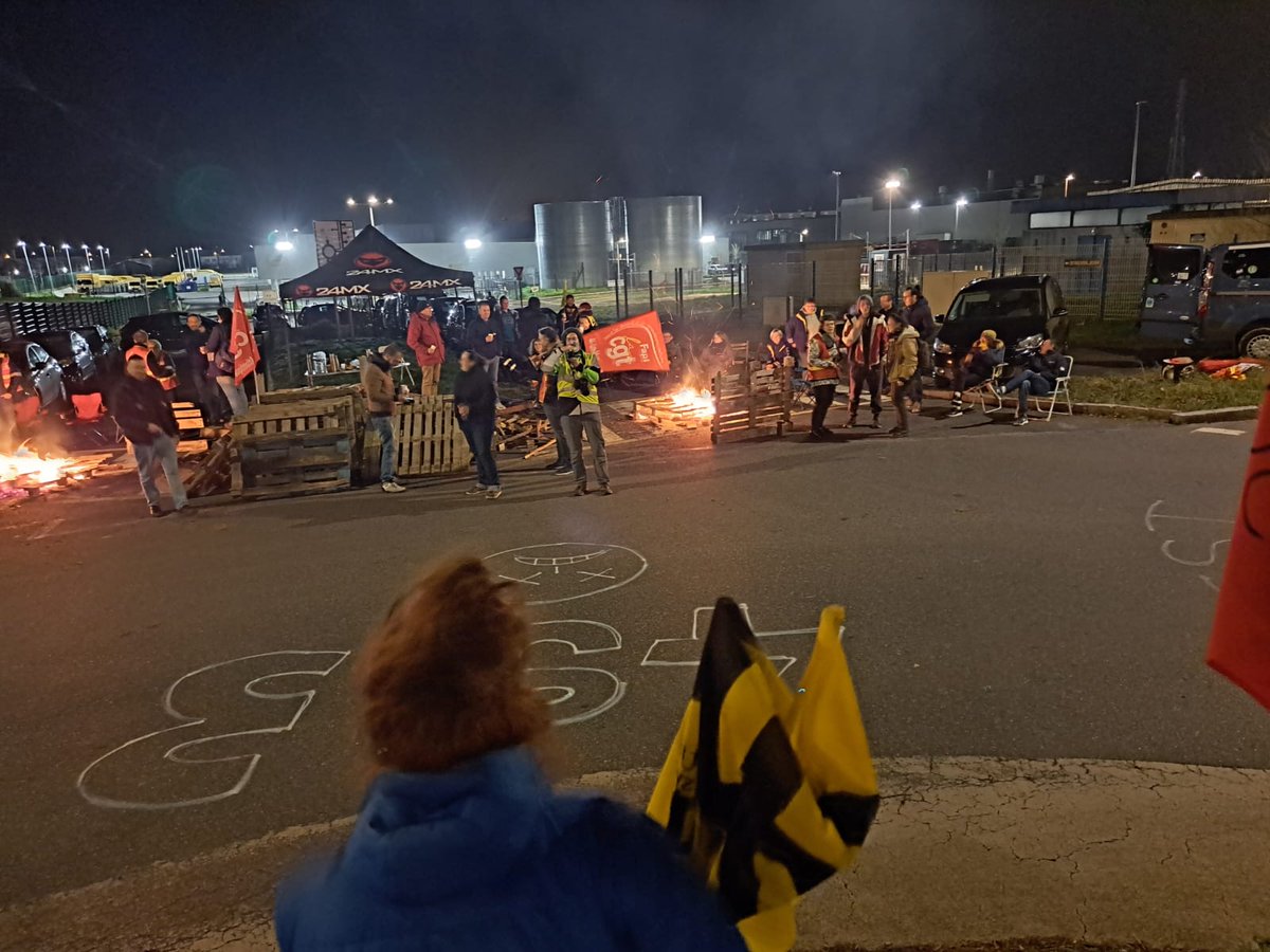 sudptt4485's tweet photo. #LaPoste #Nantes 💥SURPRISE💥
Au cœur de la nuit, les grévistes bloquent la plateforme colis de #Carquefou ✊️ #OnTient2Lieux maintenant. Ca bloque aussi le Hub d'#Amazon et Tjrs blocage de la #PIC44 
#ReformeDesRetraites https://t.co/XjD0WfMed7