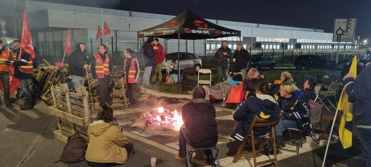 sudptt4485's tweet photo. #LaPoste #Nantes 💥SURPRISE💥
Au cœur de la nuit, les grévistes bloquent la plateforme colis de #Carquefou ✊️ #OnTient2Lieux maintenant. Ca bloque aussi le Hub d'#Amazon et Tjrs blocage de la #PIC44 
#ReformeDesRetraites https://t.co/XjD0WfMed7