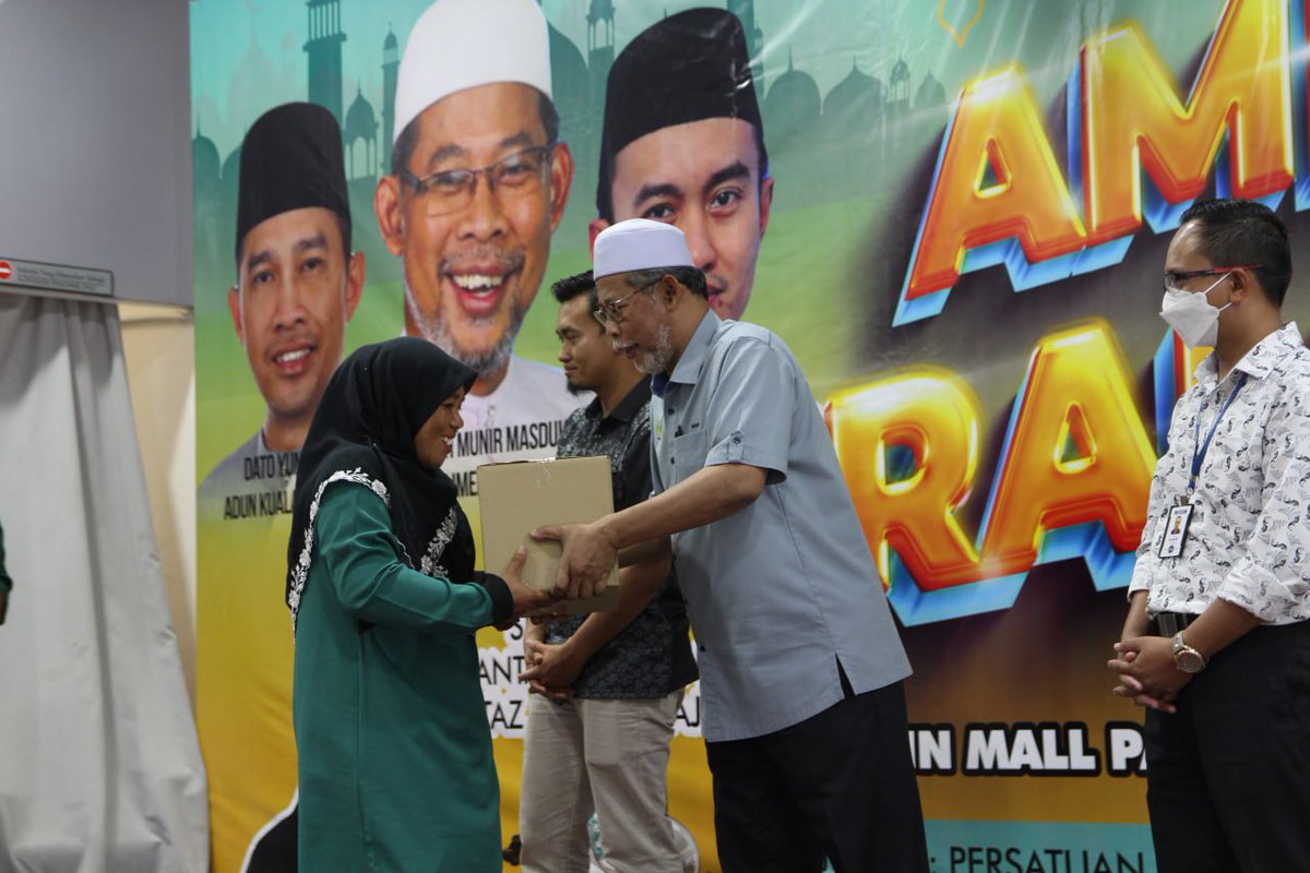 Pemberian bakul makanan sempena menyambut Ramadan.