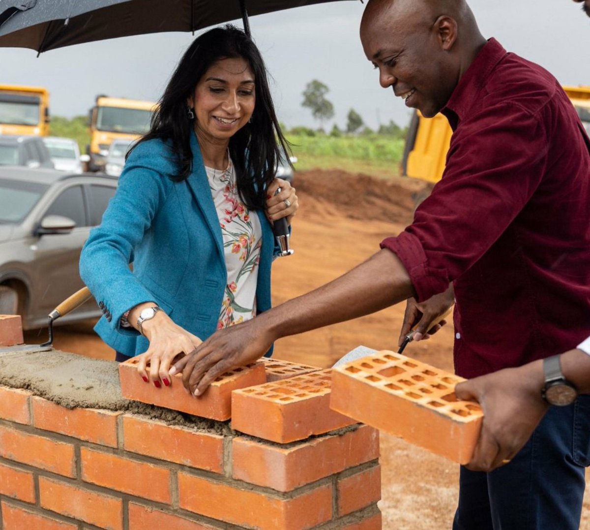 She has a Zero rating on #TrustaTrader due to her pathetic bricklaying... Did nobody point out to her that she was doing it all wrong? Look at the pattern of bricks...
#Braverman #Tories #lbc #Sunak #snp #RefugeesWelcome #Rwanda