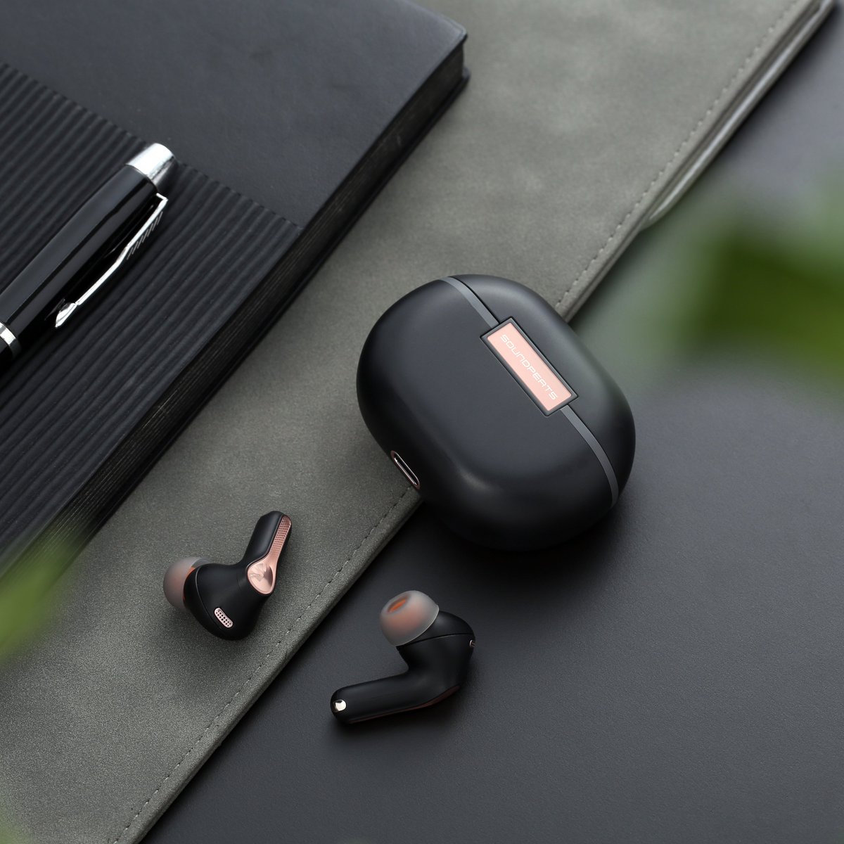 Clean and classic. The perfect pair to cancel out all the unwanted noise around - Capsule3 Pro

Know more: 
us.soundpeats.com/products/capsu…

#soundpeats #capsule3pro #wireless #earbuds #wirelessearphones #bluetooth #headphones #TWS #music #audio #tech #hires #hiresaudio #bass #explore