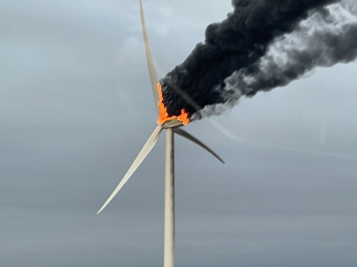 VincentLamigeon's tweet photo. Une éolienne en feu sur l’A10 https://t.co/kJ9Fx9UiPP